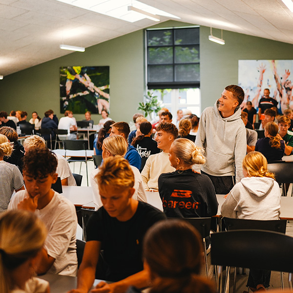 Elever i kantinen på SINE Sportsefterskolen