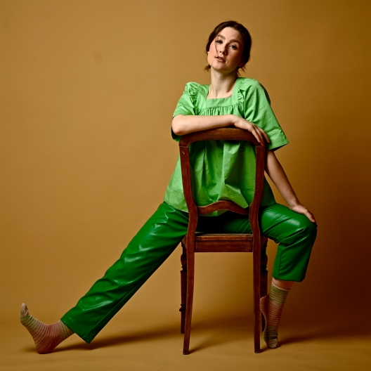 Sofie sidder omvendt på stolen i grønt tøj